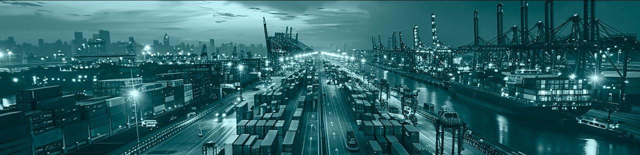 Vías de acceso a una terminal portuaria de noche